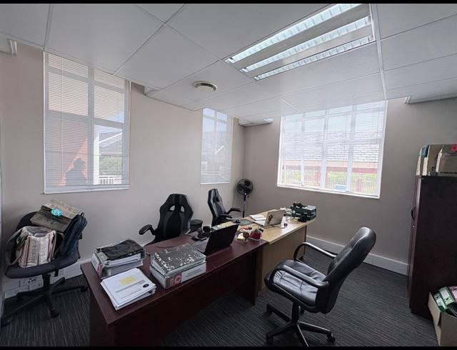 117M² OFFICE TO LET IN DAINFERN